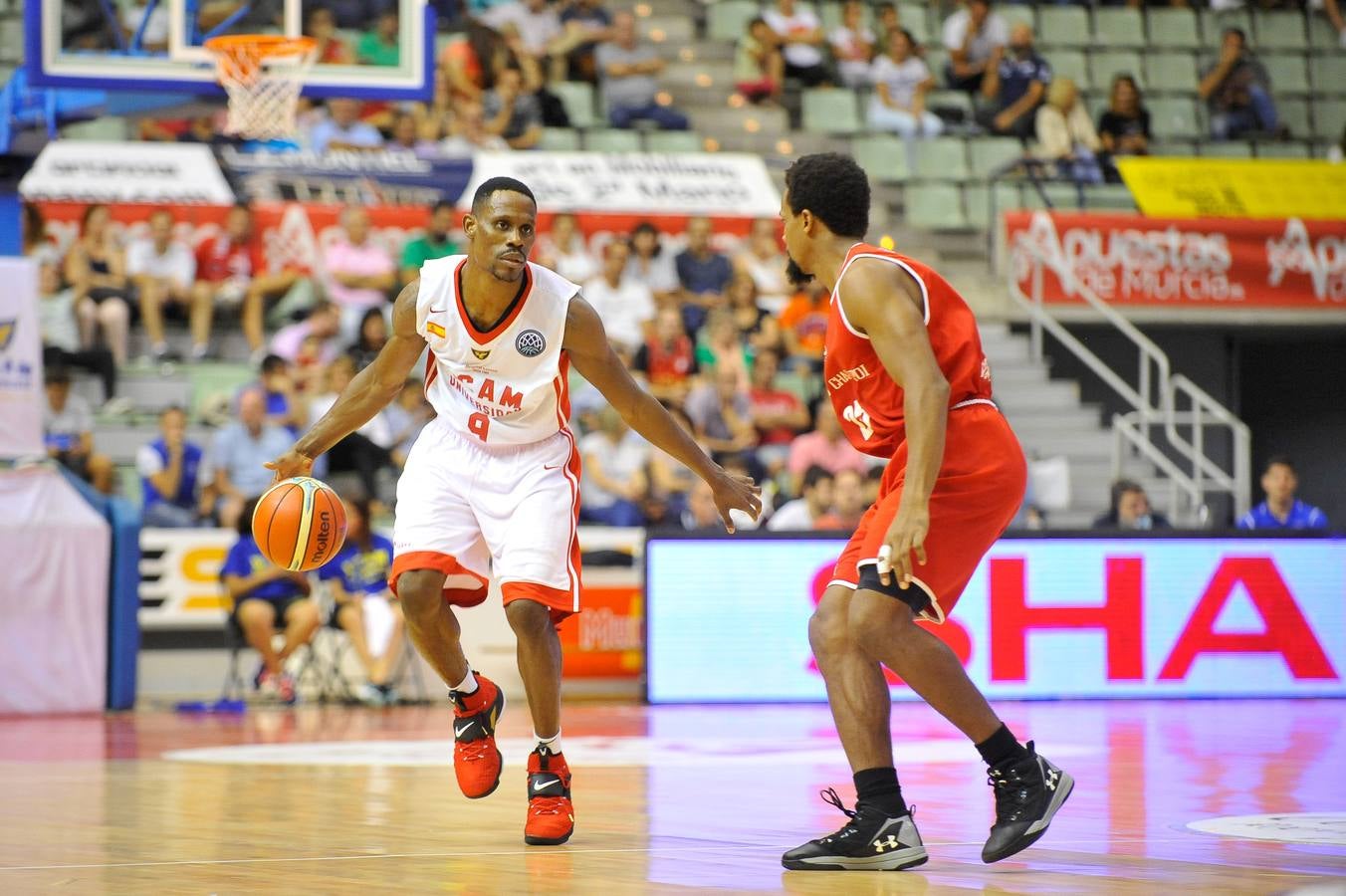 El conjunto universitario pasa la fase previa de la Basketball CL, tras caer en casa frente al Spriou Charleroi por 78-82