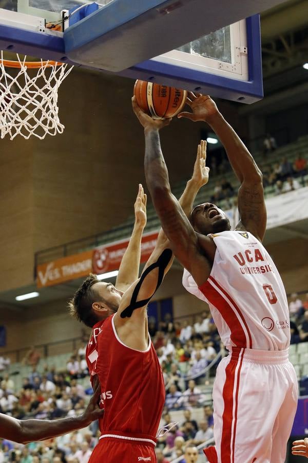 El conjunto universitario pasa la fase previa de la Basketball CL, tras caer en casa frente al Spriou Charleroi por 78-82