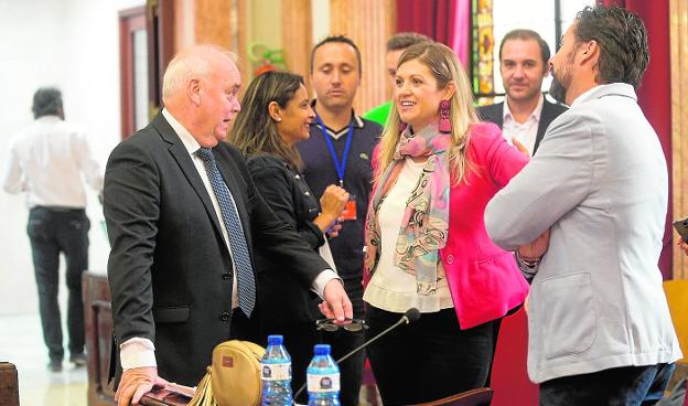 El concejal de Hacienda, Eduardo Martínez-Oliva, conversa con los concejales de Ciudadanos Paqui Pérez y Mario Gómez, antes de comenzar el Pleno extraordinario. 