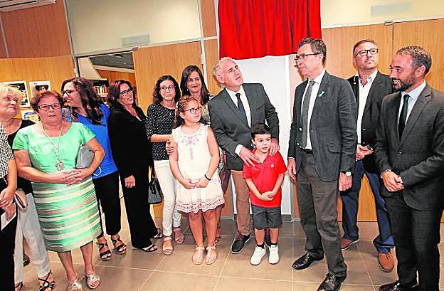 Antonio Botías (c), rodeado de sus familiares, con el alcalde y el edil de Educación. agm