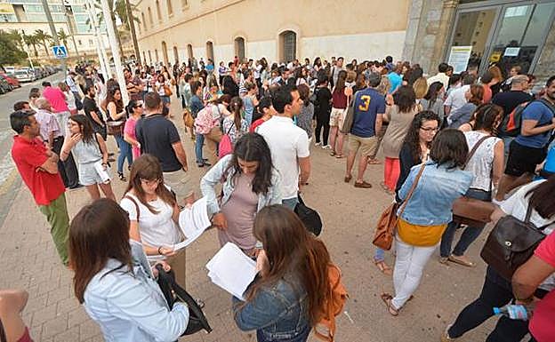 Opositores dan los últimos repasos antes de comenzar los exámenes en una imagen de archivo.