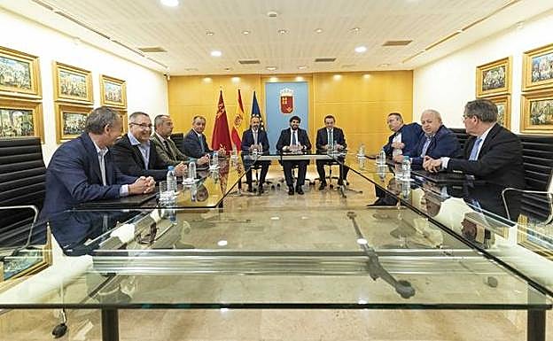 Reunión de López Miras con representantes empresariales y sindicales de la Comunidad Valenciana y de la Región de Murcia