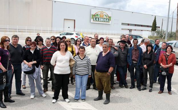 Trabajadores de Conservas Fernández, en 2010, cuando protestaban por el impago de sus indemnizaciones por despido. 