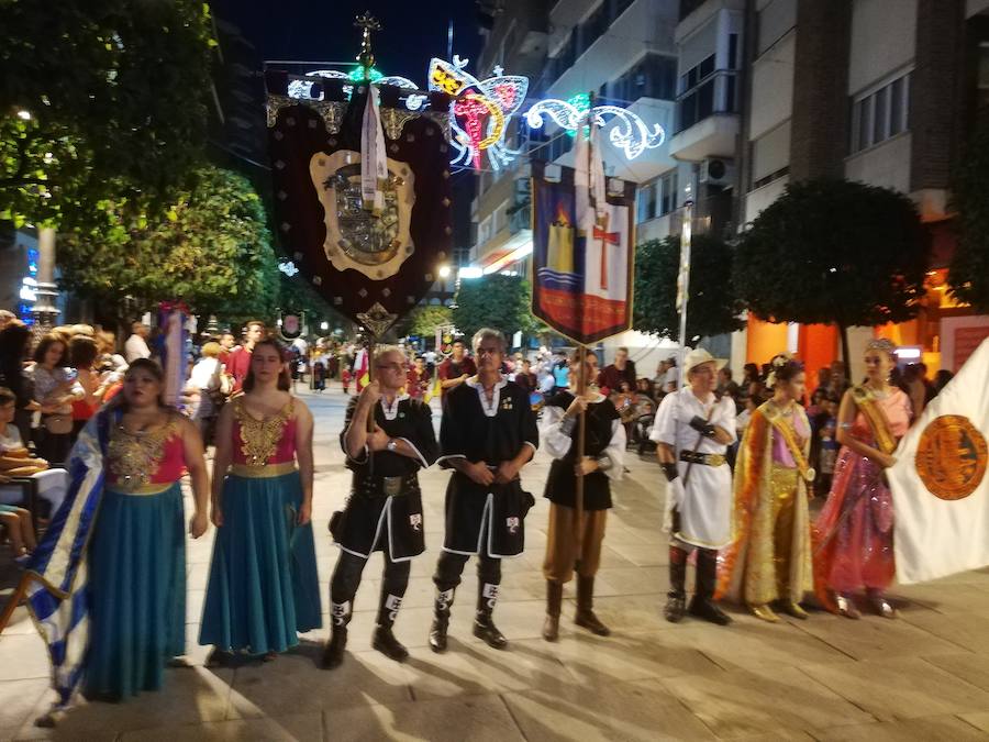 Cerca de 300 personas participaron ayer en el primer desfile en la historia de la nueva Federación de Moros y Cristianos