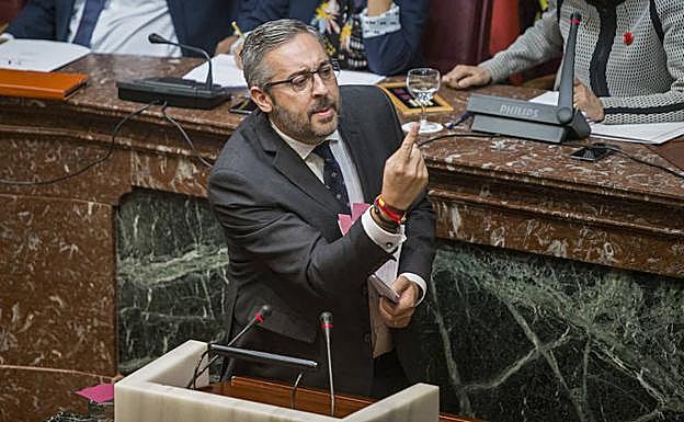 Víctor Manuel Martínez, durante la sesión de este lunes.