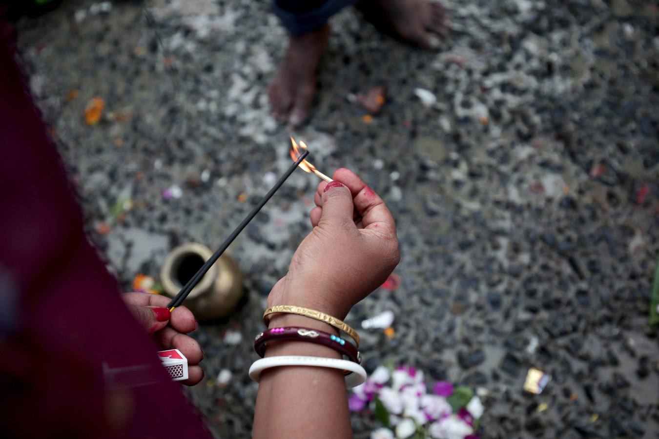 Devotos hindúes celebran el ritual «Tarpan» durante las oraciones Mahalaya, también conocidas como Pitru Paksha, en el tanque de agua de Banganga en Bombay (India). Mahalaya se celebra siete días antes del festival hindú Durga Puja, con fieles que prometen obediencia a sus antepasados fallecidos.