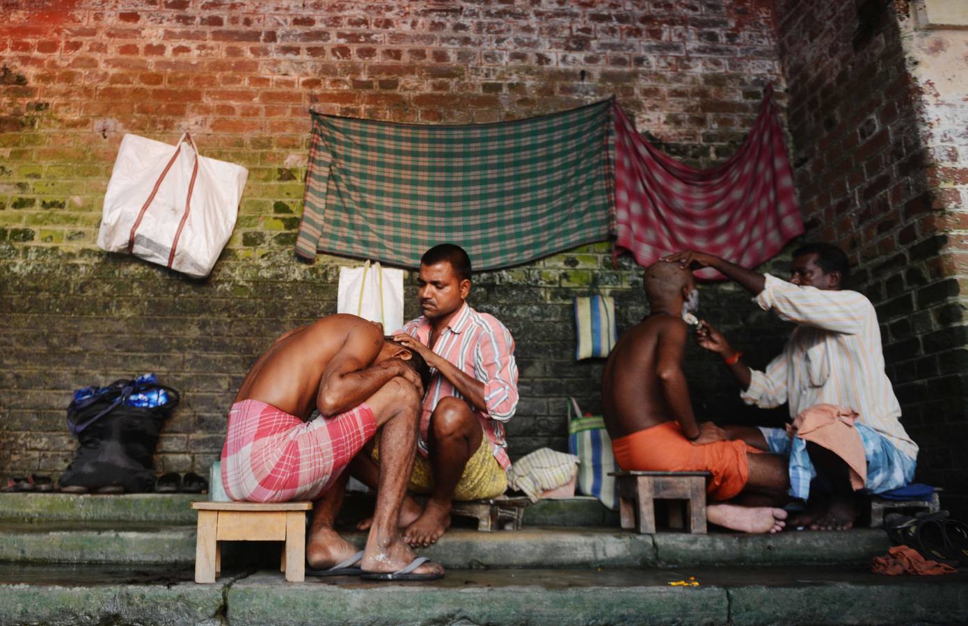 Devotos hindúes celebran el ritual «Tarpan» durante las oraciones Mahalaya, también conocidas como Pitru Paksha, en el tanque de agua de Banganga en Bombay (India). Mahalaya se celebra siete días antes del festival hindú Durga Puja, con fieles que prometen obediencia a sus antepasados fallecidos.