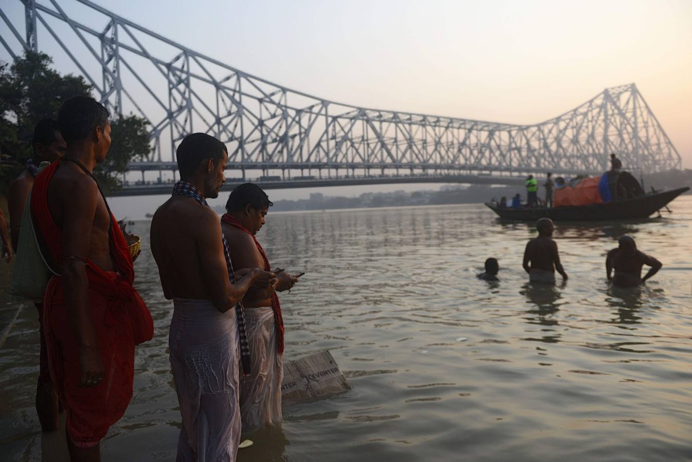 Devotos hindúes celebran el ritual «Tarpan» durante las oraciones Mahalaya, también conocidas como Pitru Paksha, en el tanque de agua de Banganga en Bombay (India). Mahalaya se celebra siete días antes del festival hindú Durga Puja, con fieles que prometen obediencia a sus antepasados fallecidos.