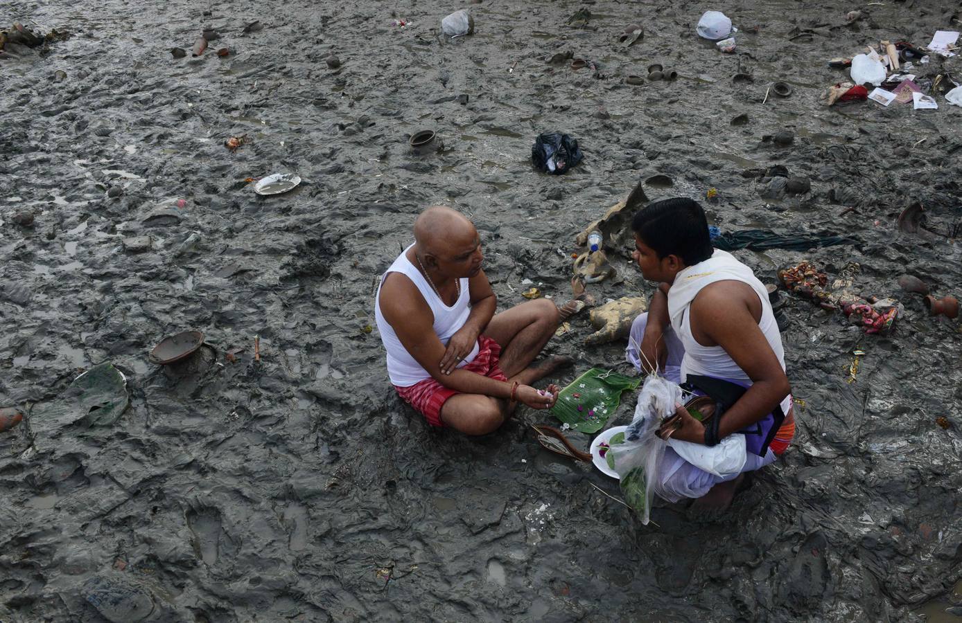Devotos hindúes celebran el ritual «Tarpan» durante las oraciones Mahalaya, también conocidas como Pitru Paksha, en el tanque de agua de Banganga en Bombay (India). Mahalaya se celebra siete días antes del festival hindú Durga Puja, con fieles que prometen obediencia a sus antepasados fallecidos.
