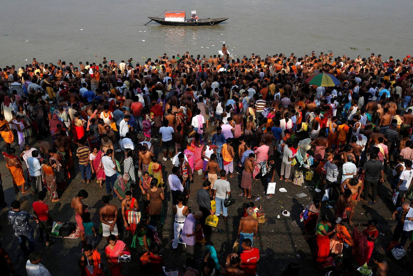 Devotos hindúes celebran el ritual «Tarpan» durante las oraciones Mahalaya, también conocidas como Pitru Paksha, en el tanque de agua de Banganga en Bombay (India). Mahalaya se celebra siete días antes del festival hindú Durga Puja, con fieles que prometen obediencia a sus antepasados fallecidos.