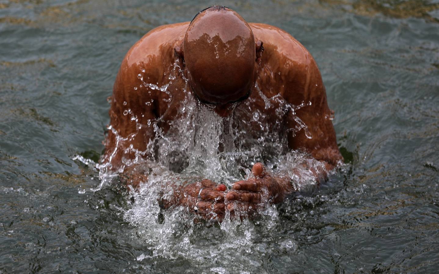 Devotos hindúes celebran el ritual «Tarpan» durante las oraciones Mahalaya, también conocidas como Pitru Paksha, en el tanque de agua de Banganga en Bombay (India). Mahalaya se celebra siete días antes del festival hindú Durga Puja, con fieles que prometen obediencia a sus antepasados fallecidos.