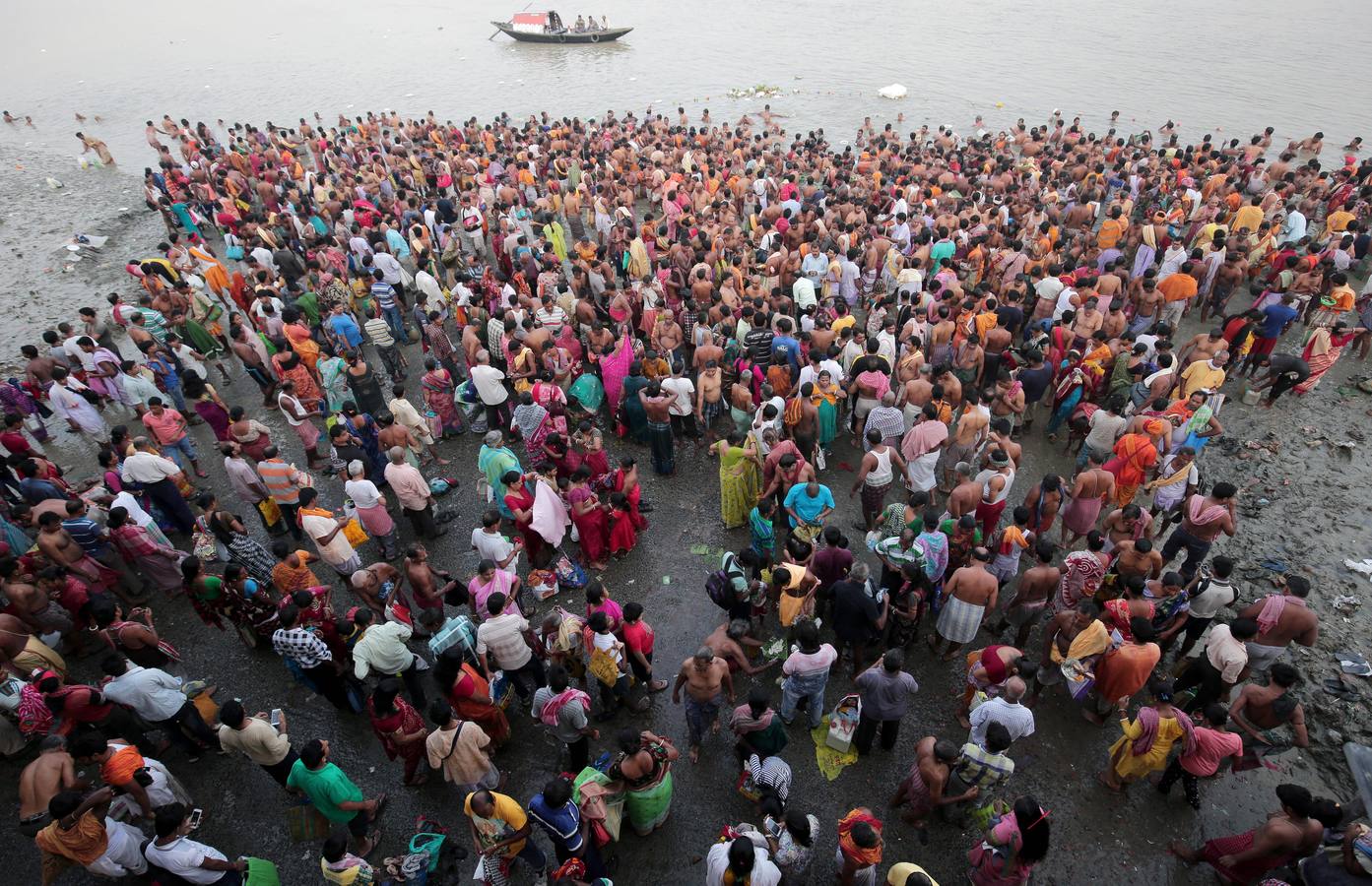 Devotos hindúes celebran el ritual «Tarpan» durante las oraciones Mahalaya, también conocidas como Pitru Paksha, en el tanque de agua de Banganga en Bombay (India). Mahalaya se celebra siete días antes del festival hindú Durga Puja, con fieles que prometen obediencia a sus antepasados fallecidos.
