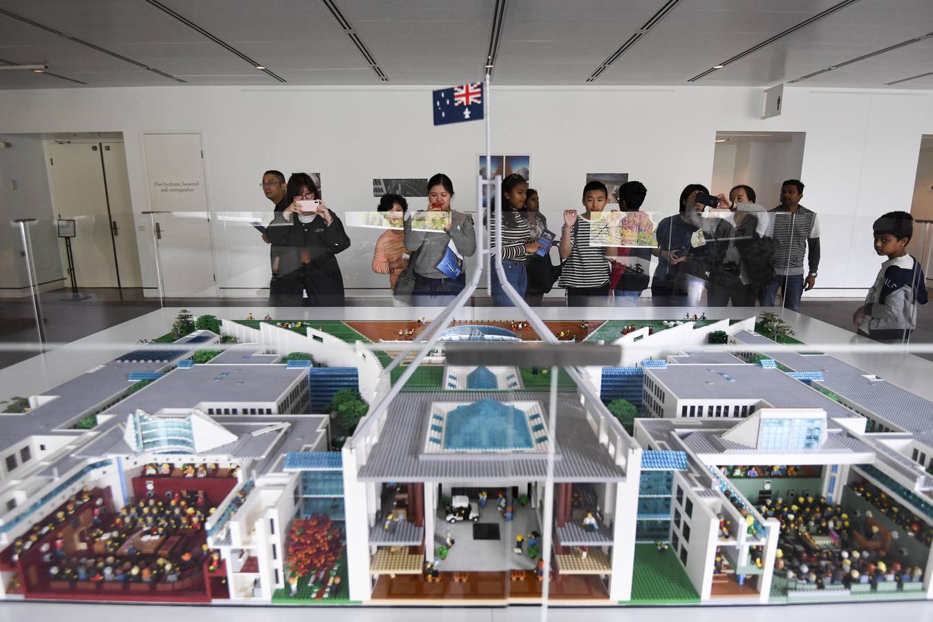 Varias escenas recreadas con fichas de Lego de la Casa del Parlamento, en Canberra (Australia), que celebra con esta peculiar exposición su 30 aniversario.