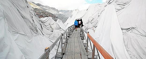 El retroceso del glaciar del Ródano ha llevado a los vecinos de esa región de los Alpes suizos a tapar el hielo con sábanas gigantes para bloquear los rayos del Sol y reducir la velocidad de deshielo. 