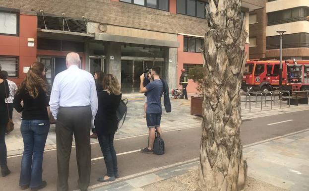 Los bomberos de Cartagena intervienen en el centro universitario Isen, en Cartagena.