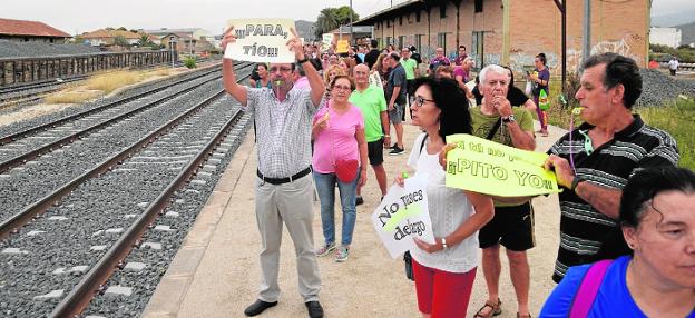 Los vecinos durante la protesta que hicieron en la estación para exigir el tren híbrido el pasado mes. 