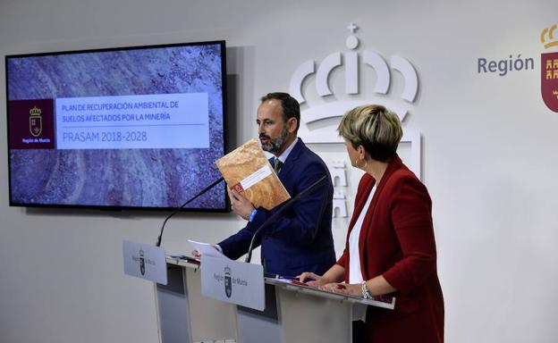 El consejero de Empleo, Universidades, Empresa y Medio Ambiente, Javier Celdrán, junto a la consejera de Transparencia, Noelia Arroyo. 