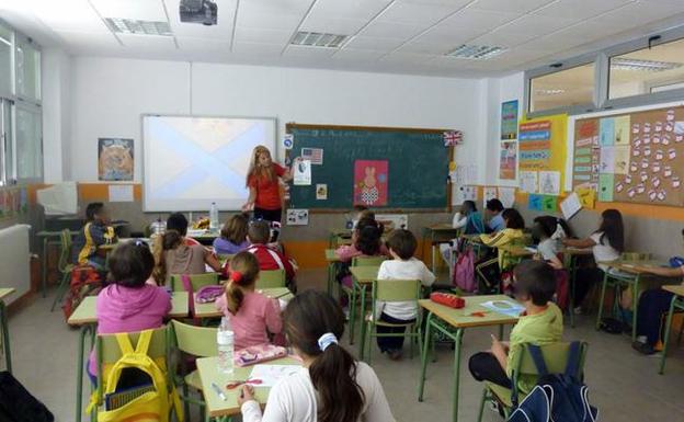 Una profesora imparte una clase en inglés en un colegio de Murcia. 