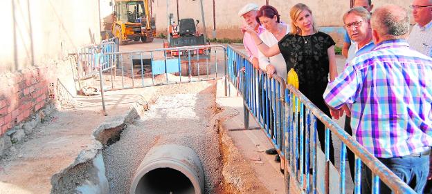 La alcaldesa molinense, Esther Clavero, ayer junto a varios vecinos, en su visita a las obras del colector en el centro de Torrealta. 