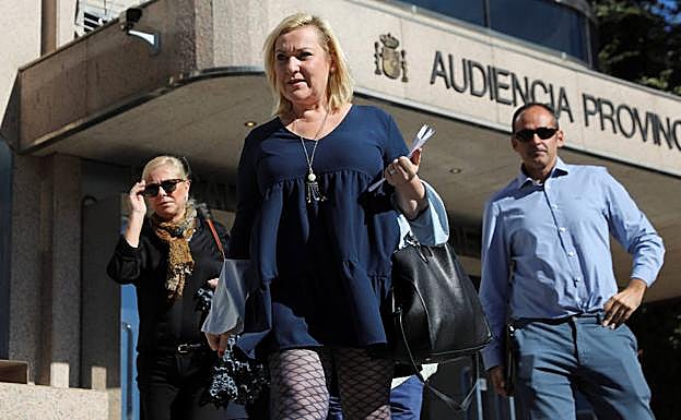 Inés Madrigal camina fuera de la Audiencia tras recibir el veredicto en Madrid. 