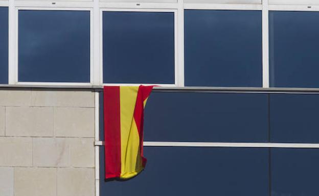 La bandera española colgada en la ventana del despacho del Partido Popular en la Asamblea Regional.