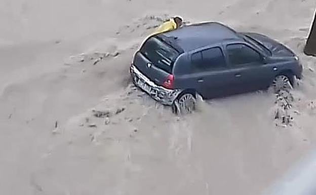Cómo escapar del coche en caso de inundación o riada