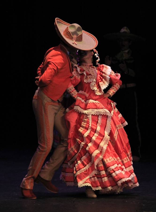 Varios alumnos participan con diferentes bailes regionales en la celebración de el 40° aniversario de la Escuela Nacional de Danza Folclórica, en el Palacio de Bellas Artes, en Ciudad de México.