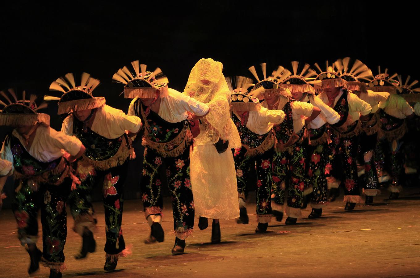Varios alumnos participan con diferentes bailes regionales en la celebración de el 40° aniversario de la Escuela Nacional de Danza Folclórica, en el Palacio de Bellas Artes, en Ciudad de México.
