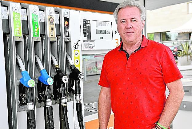 El presidente de las gasolineras, José Baños, junto a un surtidor con las nuevas etiquetas. 