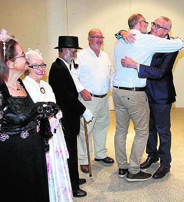 Emilio Lara, abrazado por Puebla, antes de recibir el premio. 