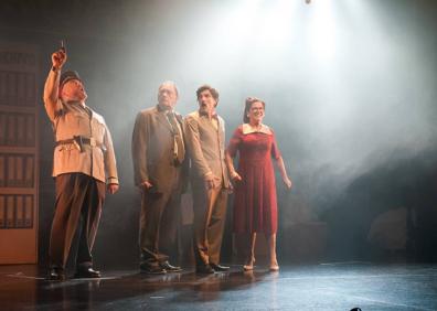 Imagen secundaria 1 - El elenco de 'El flautista de Hamelín' (Nacho Vilar Producciones), durante una de sus funciones. | Una de las escenas del montaje 'Los caciques', de Alquibla Teatro, durante su muestra en el Romea. | Un momento de la representación de 'Yerma' (Doble K Teatro). 