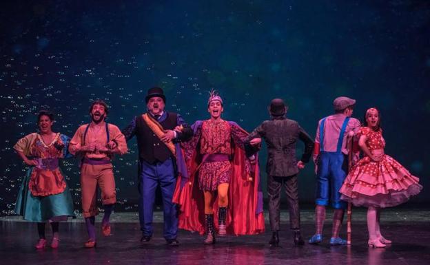 Imagen principal - El elenco de 'El flautista de Hamelín' (Nacho Vilar Producciones), durante una de sus funciones. | Una de las escenas del montaje 'Los caciques', de Alquibla Teatro, durante su muestra en el Romea. | Un momento de la representación de 'Yerma' (Doble K Teatro). 