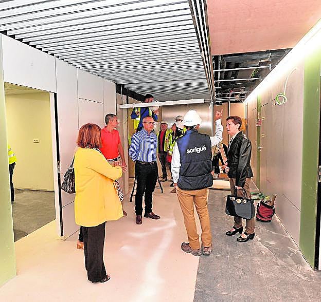 La gerente del Área III de Salud supervisa los últimos trabajos en la sala de espera del Servicio de Ginecología y Obstetricia de la cuarta planta del Hospital Santa Rosa de Lima.