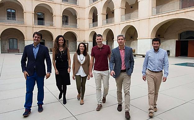 Exalumnos de la UPCT, reunidos en el antiguo Hospital de Marina de Cartagena, sede de Industriales y del Paraninfo.