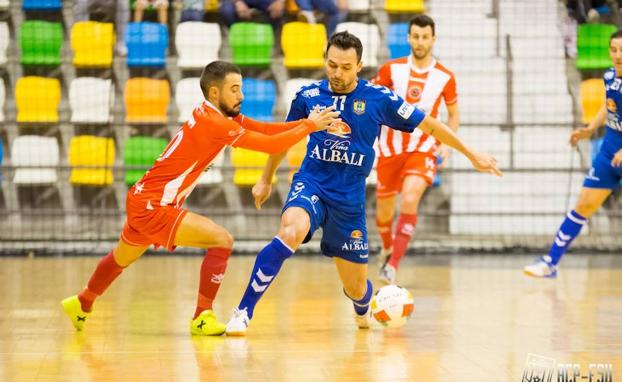 Juanpi intenta frenar a Thiago Cabeça, en el partido jugado ayer en Ciudad Real. 