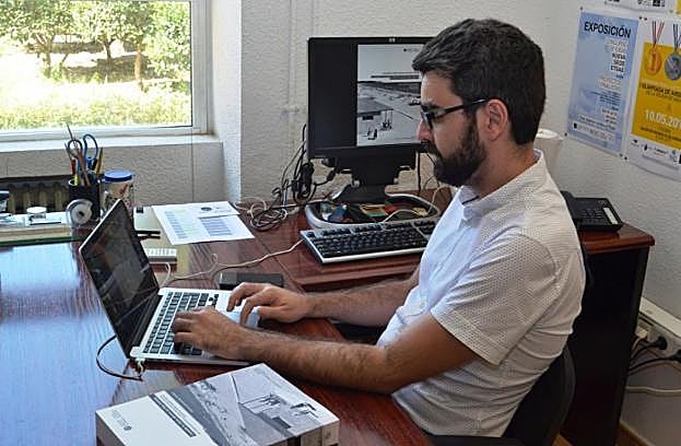 El profesor Ricardo Carcelén González en su despacho, en una imagen de archivo. 