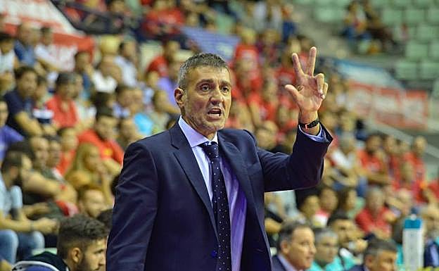 El entrenador del UCAM, Javi Juárez, en el anterior partido de Champions contra el Le Mans.