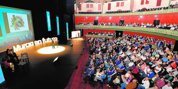 Novecientas personas completaron el aforo del Teatro Circo para escuchar las apuestas de los expertos sobre la Murcia del futuro. 