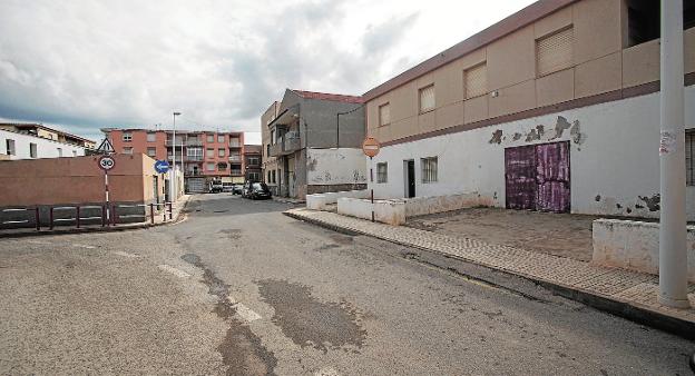 Calles vacías ayer junto al antiguo cine, una de las zonas del pueblo donde los vecinos denuncian la proliferación de 'garitos'. 