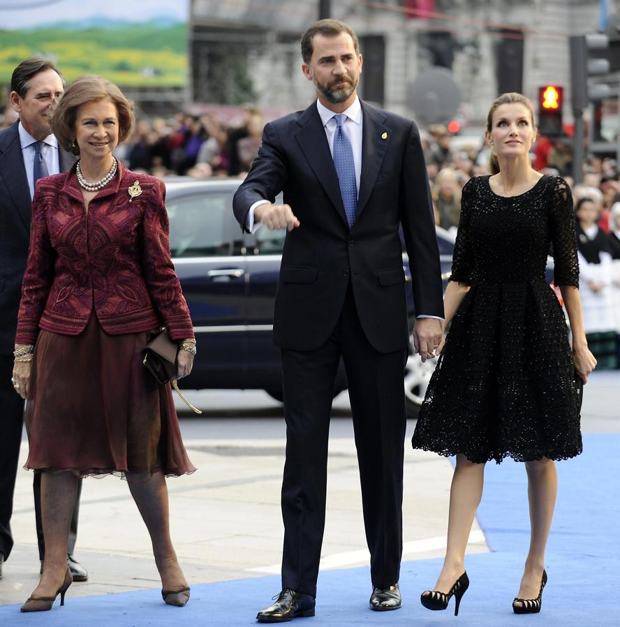 Doña Letizia durante la entrega de los Premios Príncipe de Asturias del año 2010 en el Teatro Campoamor de Oviedo acompañada del Príncipe Felipe y la Reina Sofía