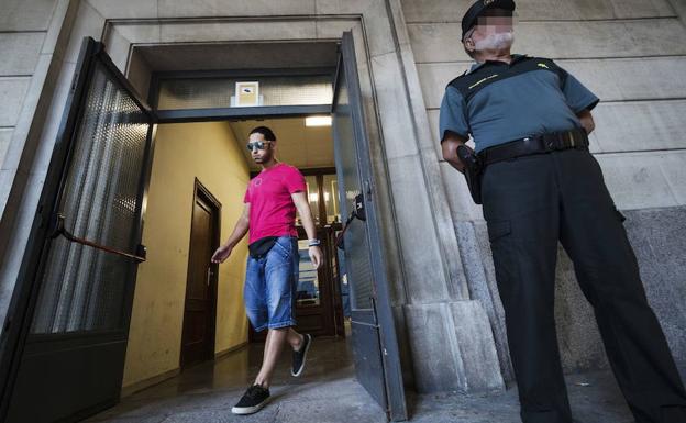 Alfonso Jes´is Cabezuelo uno de los cinco integrantes de «La Manada», a su llegada al juzgado de guardia de Sevilla.