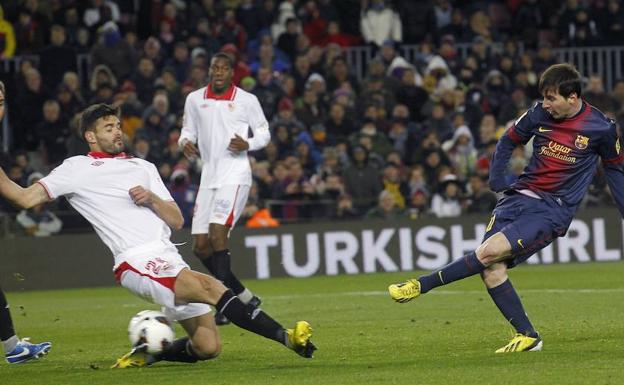 Alberto Botía trata de interceptar sin suerte un disparo de Messi en un Barcelona-Sevilla en febrero de 2013. 