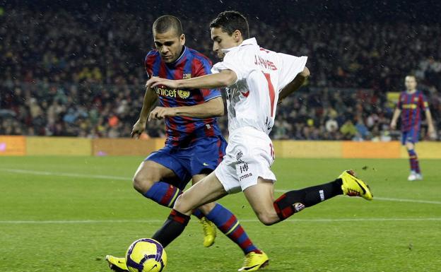 Dani Alves trata de frenar una internada de Jesús Navas en un Barcelona-Sevilla de enero de 2010. 