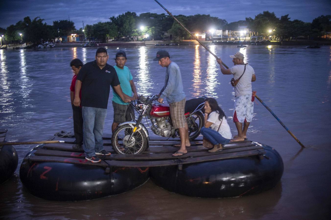 Una avanzada de la caravana de migrantes hondureños comienzan a adentrarse en México, donde fueron recibidos por un dispositivo de agentes de migración. Los primeros migrantes cruzaron el puente fronterizo entre Tecún Umán (Guatemala) y Ciudad Hidalgo (México), y algunos más utilizaron barcazas para cruzar el río Suchiate.