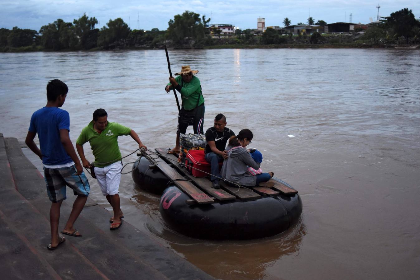 Una avanzada de la caravana de migrantes hondureños comienzan a adentrarse en México, donde fueron recibidos por un dispositivo de agentes de migración. Los primeros migrantes cruzaron el puente fronterizo entre Tecún Umán (Guatemala) y Ciudad Hidalgo (México), y algunos más utilizaron barcazas para cruzar el río Suchiate.