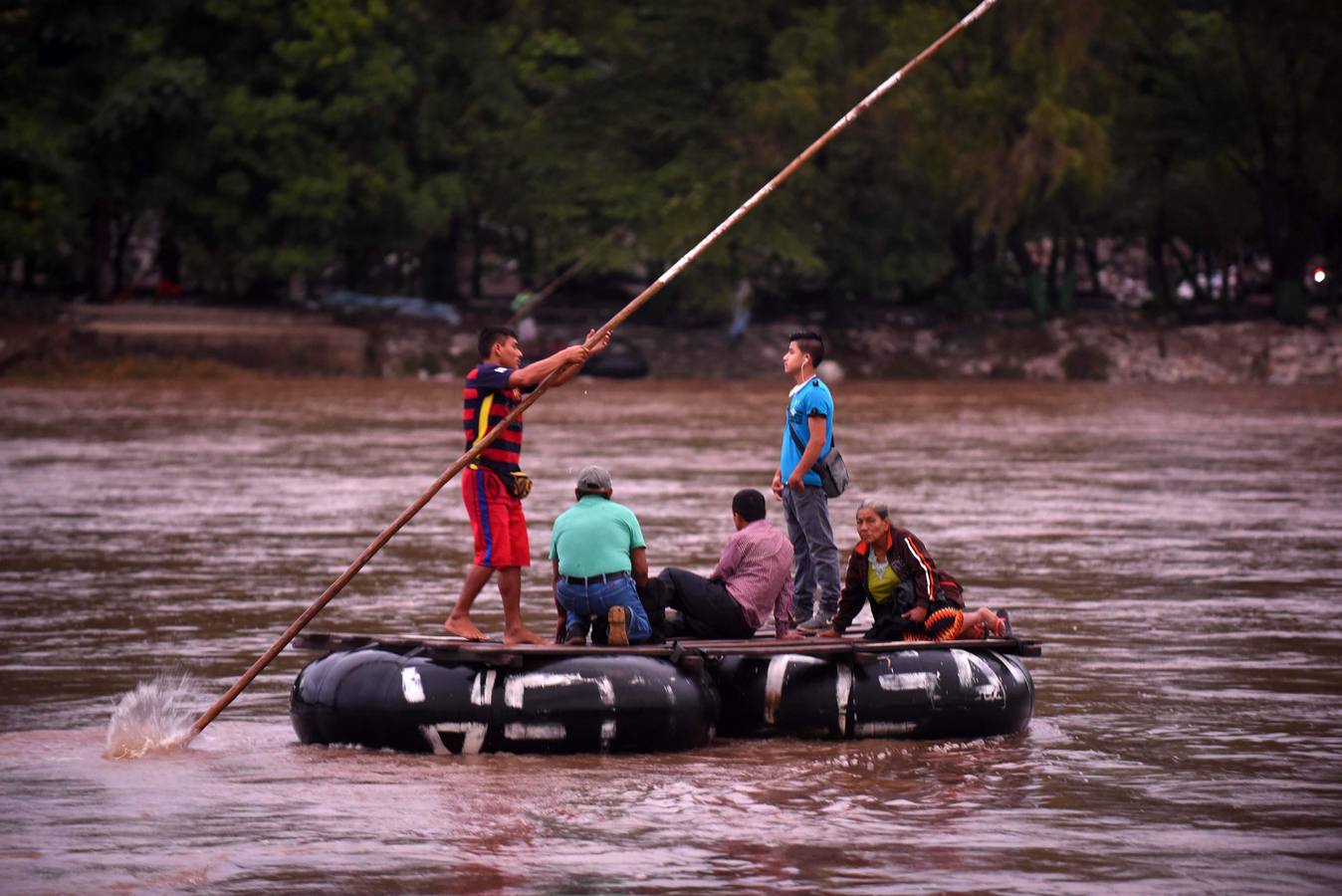 Una avanzada de la caravana de migrantes hondureños comienzan a adentrarse en México, donde fueron recibidos por un dispositivo de agentes de migración. Los primeros migrantes cruzaron el puente fronterizo entre Tecún Umán (Guatemala) y Ciudad Hidalgo (México), y algunos más utilizaron barcazas para cruzar el río Suchiate.