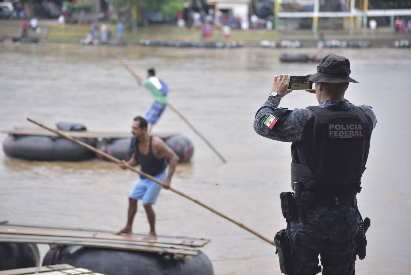Una avanzada de la caravana de migrantes hondureños comienzan a adentrarse en México, donde fueron recibidos por un dispositivo de agentes de migración. Los primeros migrantes cruzaron el puente fronterizo entre Tecún Umán (Guatemala) y Ciudad Hidalgo (México), y algunos más utilizaron barcazas para cruzar el río Suchiate.