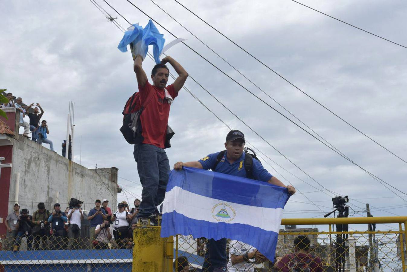 Una avanzada de la caravana de migrantes hondureños comienzan a adentrarse en México, donde fueron recibidos por un dispositivo de agentes de migración. Los primeros migrantes cruzaron el puente fronterizo entre Tecún Umán (Guatemala) y Ciudad Hidalgo (México), y algunos más utilizaron barcazas para cruzar el río Suchiate.