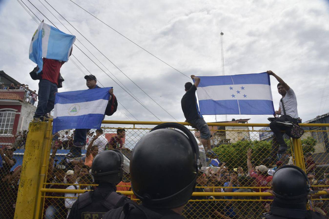 Una avanzada de la caravana de migrantes hondureños comienzan a adentrarse en México, donde fueron recibidos por un dispositivo de agentes de migración. Los primeros migrantes cruzaron el puente fronterizo entre Tecún Umán (Guatemala) y Ciudad Hidalgo (México), y algunos más utilizaron barcazas para cruzar el río Suchiate.