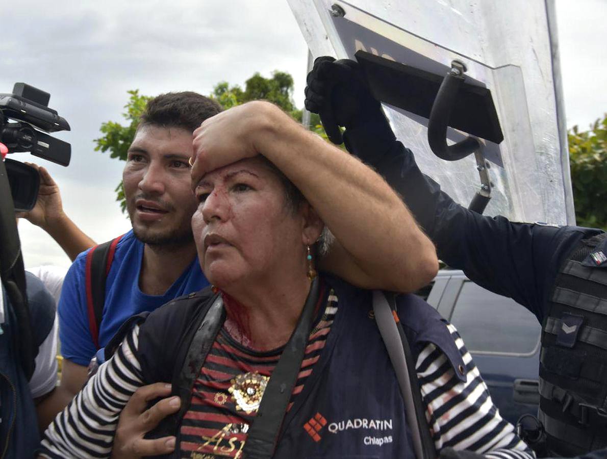Una avanzada de la caravana de migrantes hondureños comienzan a adentrarse en México, donde fueron recibidos por un dispositivo de agentes de migración. Los primeros migrantes cruzaron el puente fronterizo entre Tecún Umán (Guatemala) y Ciudad Hidalgo (México), y algunos más utilizaron barcazas para cruzar el río Suchiate.